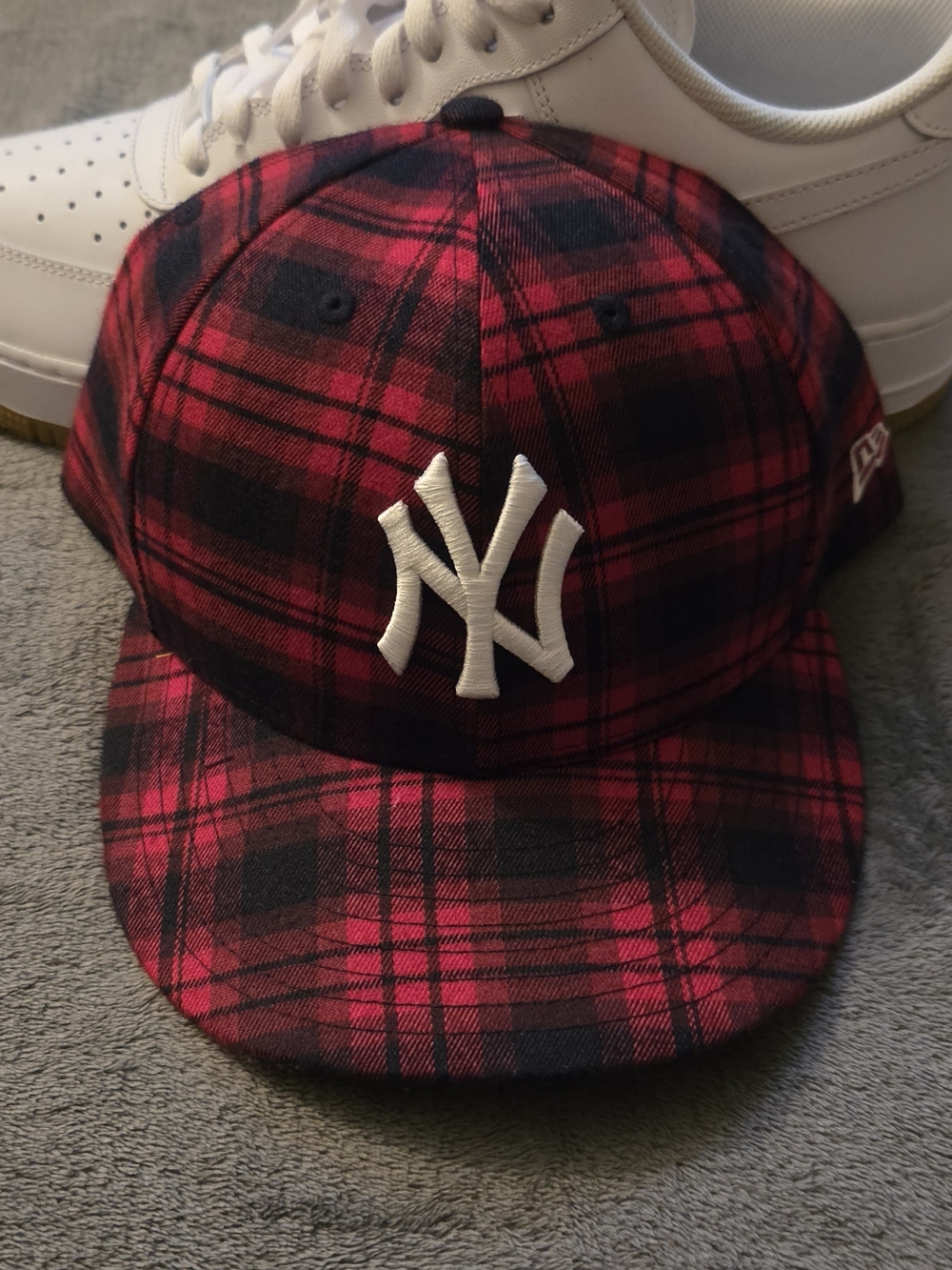 ❤️🖤New Era Red and Black Plaid NY Fitted Cap Size 7 3/4 ❤️🖤